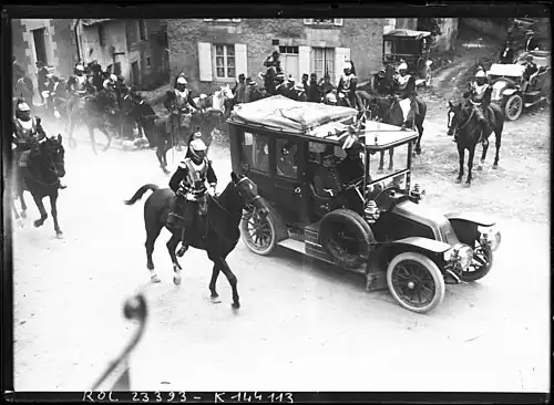 Départ pour le terrain des manœuvres.