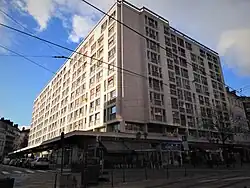 Immeuble à l'angle rue de la République et de la place Sainte-Claire.