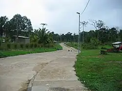 Route en direction du collège de Grand-Santi.