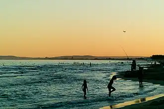 Vue de la plage au coucher du soleil en juillet 2010.