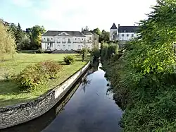 Un bras de la Grande Sauldre au château de Saint-Maur.