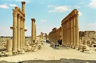 La section centrale de la colonnade avec, vers l'est, la porte monumentale.