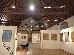 Photographie de l'intérieur de la salle.