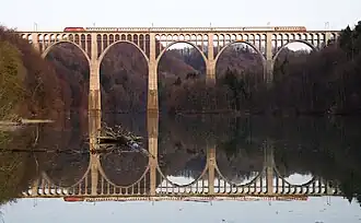 Le viaduc actuel avec un train le 9 avril 2009.