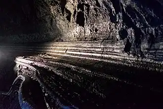 Gradins créés par les retraits et refroidissements successifs de la lave