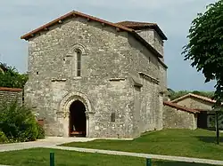 Vue générale. L'ancien logis était derrière à gauche.