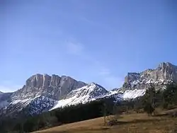 Le Grand Veymont vu de Gresse-en-Vercors avec le pas de la Ville à droite.