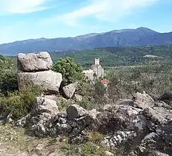 Granite du pluton de Millas, et l'église du village d'Eus.