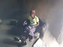 Grand-mère dans sa cuisine à Matopo prenant son petit-déjeuner