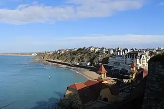 Des villas balnéaires se dressent sur la falaise qui surplombe la plage du Plat-Gousset accessible par des escaliers privatifs.