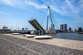 Le pont levant en cours de mouvement.