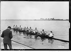 Un bateau avec 9 hommes vues de côté