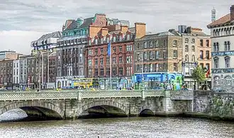 Le Clarence Hotel et les propriétés adjacentes face à la Liffey, non loin du Grattan Bridge.
