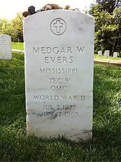 Photographie de la tombe de Medgar Evers au cimetière national d'Arlington.
