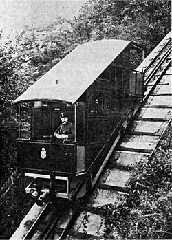 Une voiture originale en 1900.