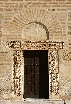 Arc de décharge appareillé surmontant le linteau sculpté de la porte du minaret de la grande mosquée de Kairouan, en Tunisie.