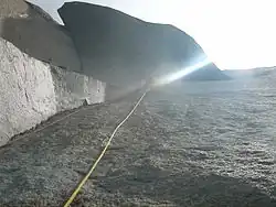 Photographie en noir et blanc d'un sommet d'une montagne