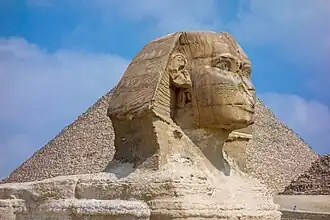 Le Sphinx en perspective de la pyramide. Mai 2023.