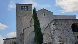 Église romane à clocher carré.