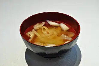 Soupe miso à l'oignon vert.