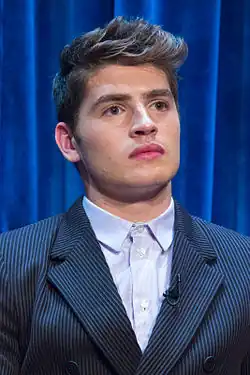 Gregg Sulkin interprète Liam Booker