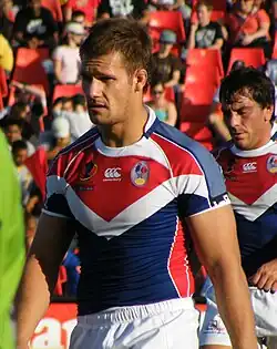 Photographie couleur de Grégory Mounis sous le maillot de l'équipe de France