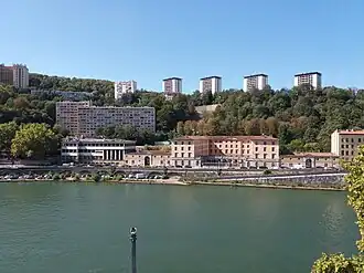 Le quai Chauveau entier vu depuis le grenier d'abondance (rive gauche)