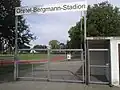 Entrée du stade Gretel-Bergmann à Laupheim en 2015.