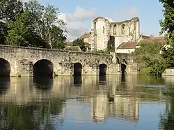 Pont et ruines vus depuis la rive droite du Loing.