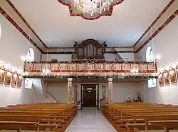 Vue intérieure de la nef vers la tribune de l'orgue.