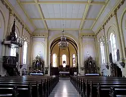 Vue intérieure de la nefvers le chœur.