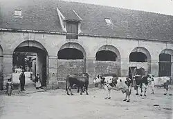 Écurie et abreuvoir.