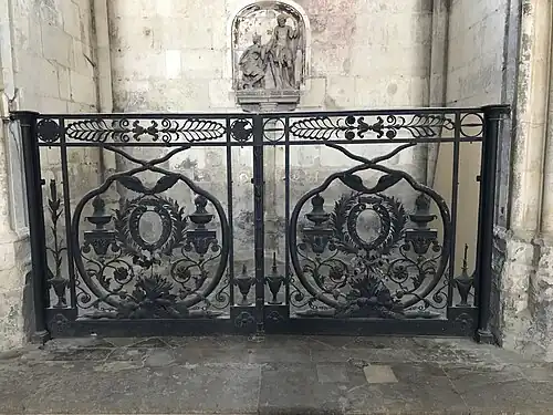 Deux battants d'une grille sculptée en fer forgé.