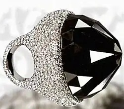 la pierre, montée dans sa bague