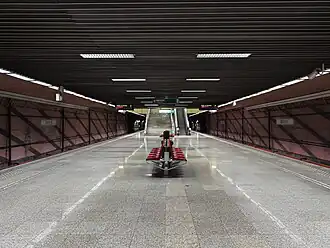 Le quai central, sans piliers, avec les deux voies latérales