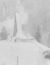 Vue d'un tremplin olympique en noir et blanc, avec les anneaux olympiques