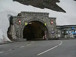 Le tunnel Hochtor. Au-dessus est écrit : «&nbsp;J'ai mis ma confiance en toi, Seigneur ».