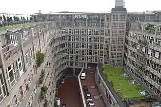 cour intérieure bordée d'immeubles