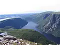 Vaste fjord témoignant de l'importance de l'englacement lors de la glaciation du Wisconsin (qui coïncide environ avec celle du Würm dans les Alpes).
