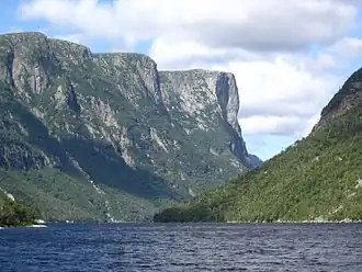 Impressionnant relief glaciaire : étang Western Brook, parc national du Gros-Morne.