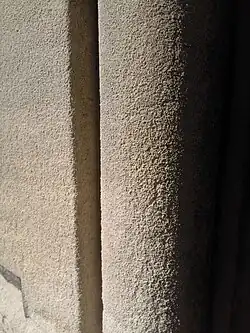 Gros plan sur un monument funéraire en grès (cimetière de Bercy, Paris).