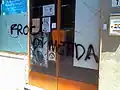 Graffiti d'insulte homophobique sur la porte d'une association gay italienne.