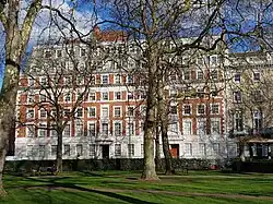 Côté est : l'ancien haut-commissariat du Canada, et plus tôt, l'ancienne ambassade des États-Unis.