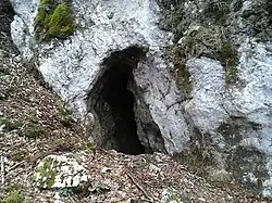 L'entrée de la principale des grottes de Mégevette.