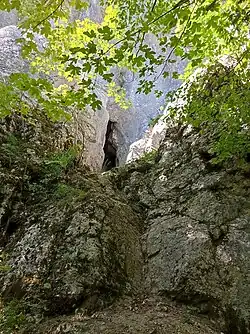 Accès à la grotte du Mémont.