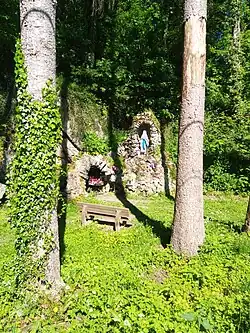 Grotte de Notre-Dame de Lourdes près du pont romain.