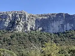 Chapelle vue depuis l'hostellerie, dans la plaine (on la distingue sur la crête).