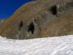 Photographie montrant trois cavités creusées dans la roche.