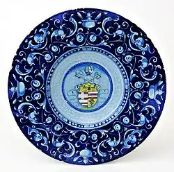 Assiette aux grotesques, centrée sur les armoiries de Pio Rodolfo da Carpi, évêque de Faenza, Faenza, deuxième quart du XVIe&nbsp;siècle.