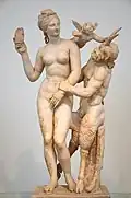 Groupe d'Aphrodite, Éros et Pan. Vers 100. Marbre,H. sans la base 1,09&nbsp;m. Athènes, MNArch